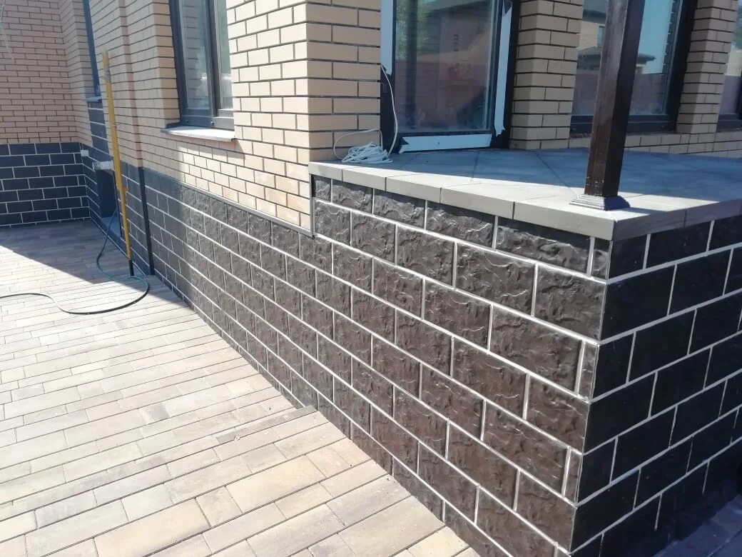 Отделка цоколя камнем. Отделка цоколя. Облицовочный цоколь. Клинкер для цоколя. Клинкер для цоколя.