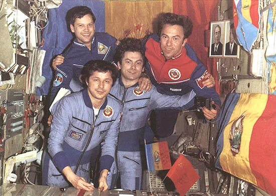 Каким ярким космическим событием движения первых. Румынский космонавт Думитру Прунариу. Коваленок Савиных космонавт.