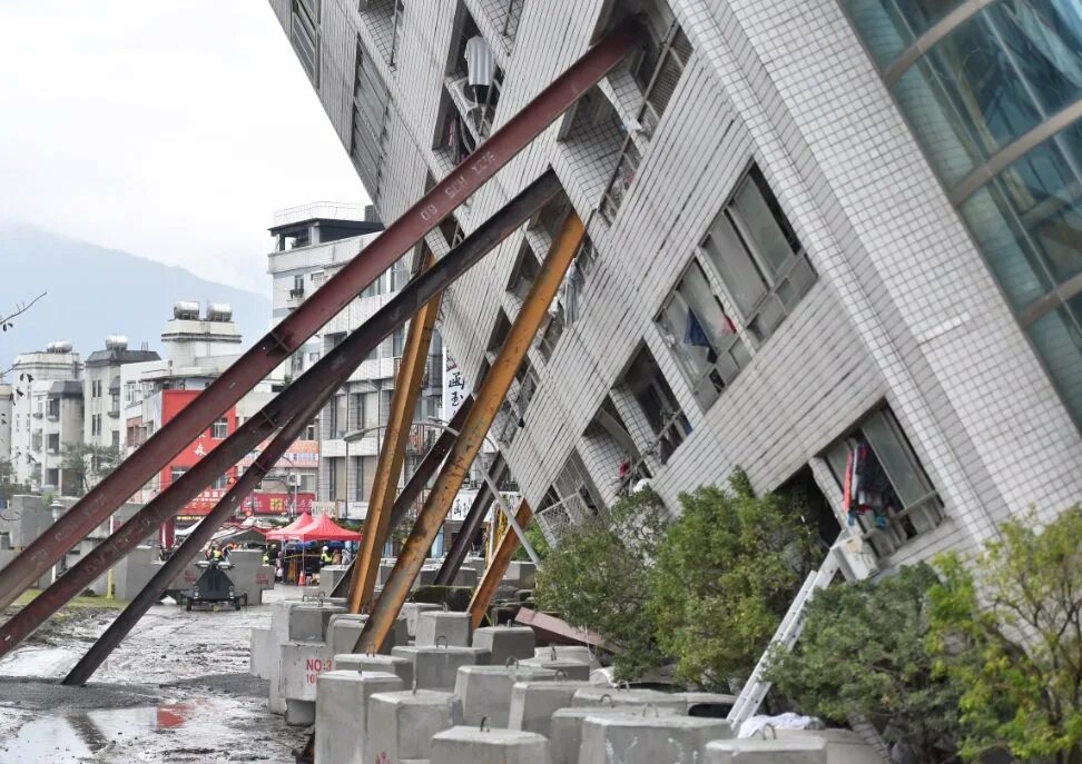 Дом во время землетрясения. Тайвань землетрясение 2018. Землетрясение Хуалянь. Падающее здание. Падающий дом.