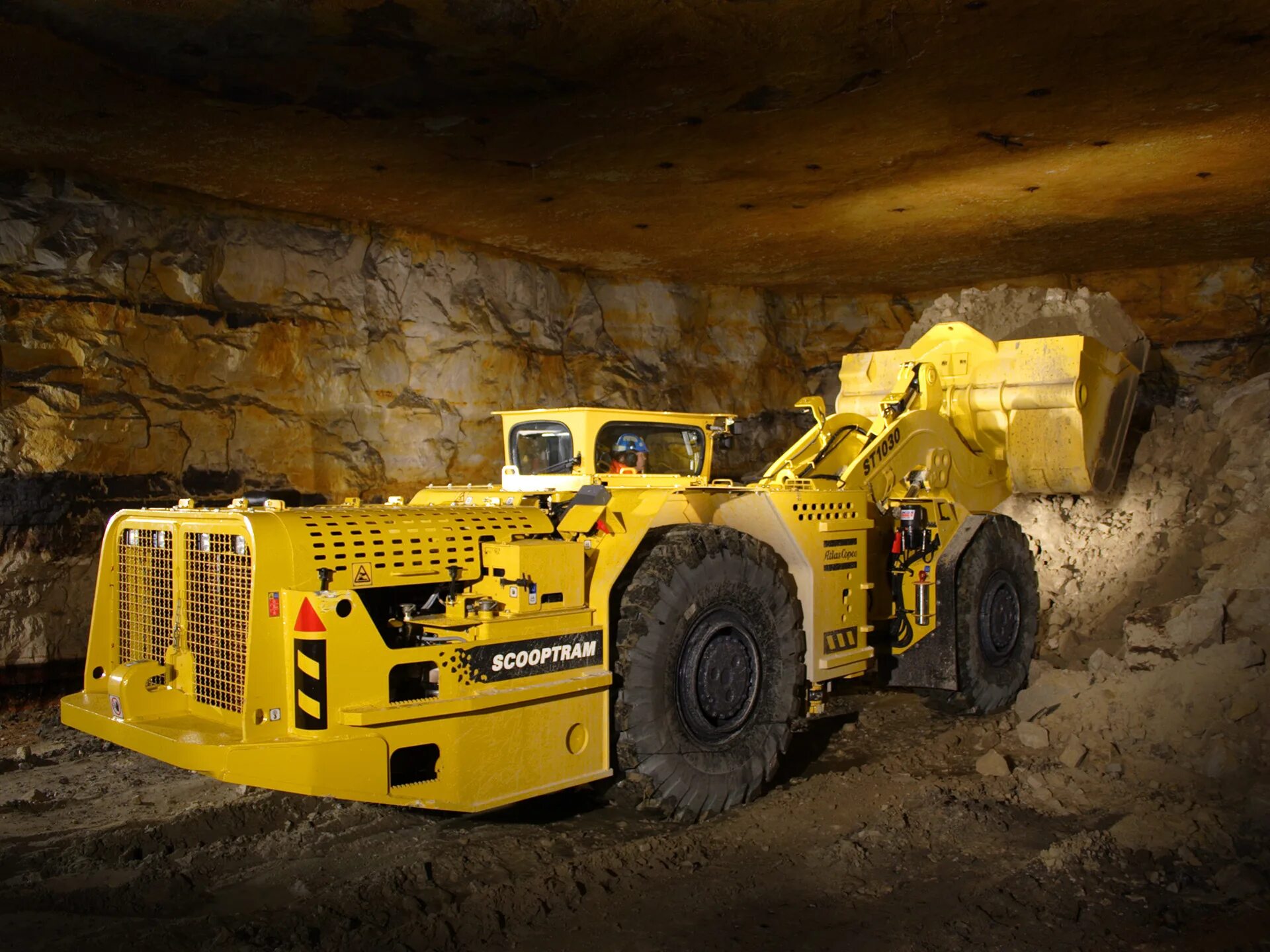 Карьерный самосвал катерпиллер. Самосвал caterpillar 797f. 730е komatsu. Самосвал катерпиллер 797. Volvo r100e.