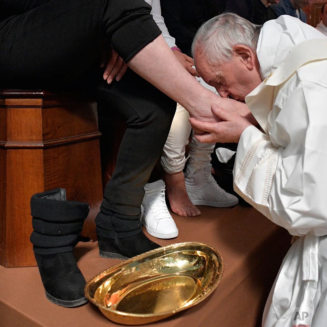 Целование ног. Папа Римский омывает ноги. Целование туфли папы Римского. Целование ног папе римскому. Поцелуй ног папы Римского.
