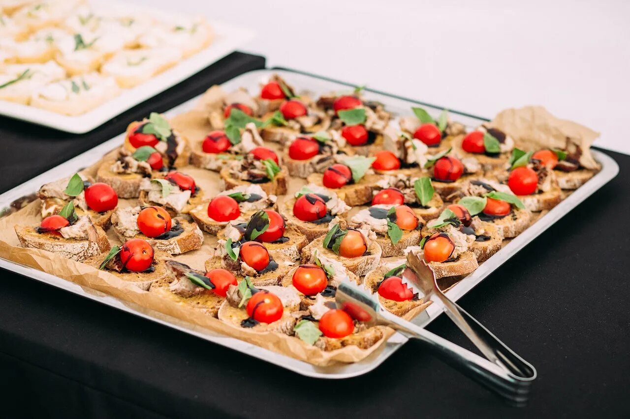 закуски на стол. мини закуски для фуршета. дом рецептов закуски. фингер фуд с красной рыбой. закусочные пирожные на праздничный стол.