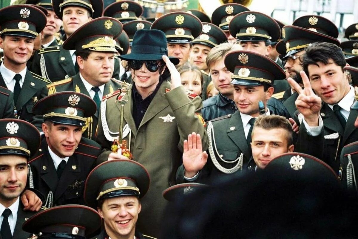 Есть среди офицеров. Michael Jackson в Москве 1993. Michael Jackson в Москве 1996. Приезд Майкла Джексона в Москву в 1993.