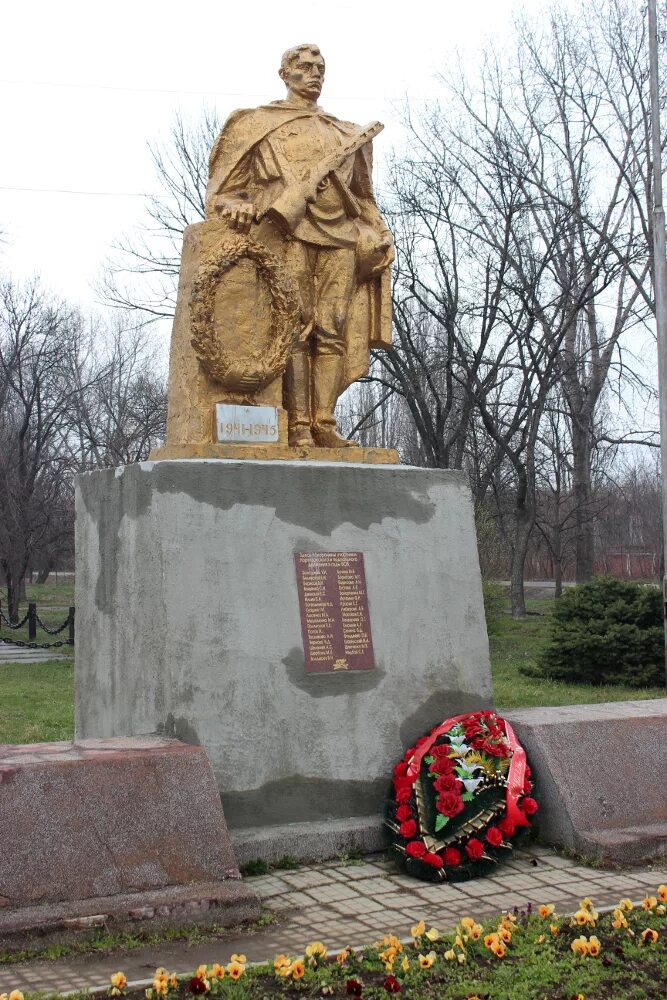 Попов майкоп. Майкоп памятник Великой Отечественной войны. Майкоп памятники ВОВ. Обелиск в Майкопе. Майкоп Адыгея памятник ВОВ.