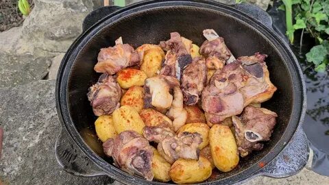 Картошка с ребрами на плите