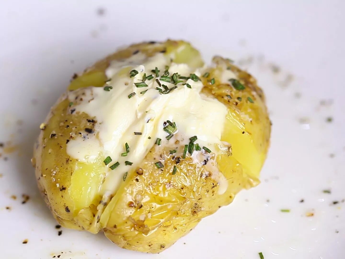 Картофель в свч. Картошка в микроволновке. Картонка в микроволновке. Печеный картофель. Печеная картошка в микроволновке.