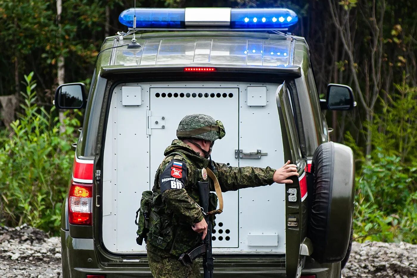 Военные останавливают машины. Конвой военной полиции. Военная полиция задержание. ВП Военная полиция. Военная полиция задерживает.