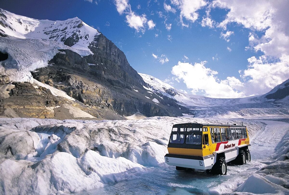 Автобус едет в горы. Icefields Parkway Канада. Автобус в горах. Горный автобус. Туристический автобус в горах.