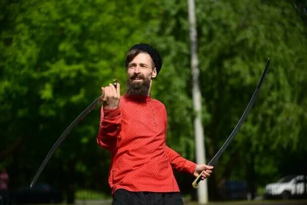 Фланкировка казачьей шашкой. Фланкировка саблей. Юлия смирнова ойся ты. Богдан гайденко фланкировка. Казаки фланкировка шашками.