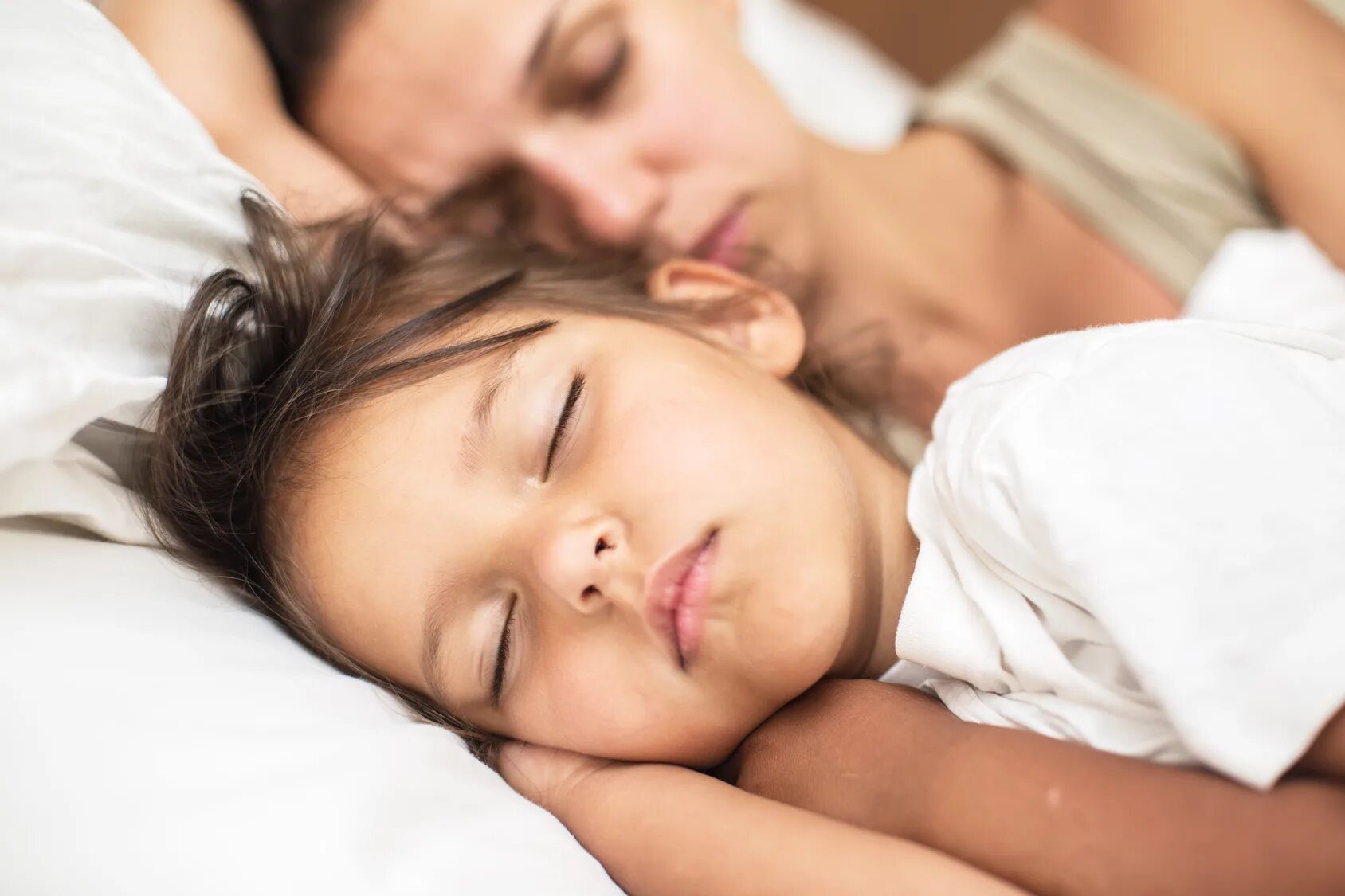 Смотрит спящую маму. Спящая anne. sleep mother beach. girl and mother sleep in the bedroom. мамамусе может.