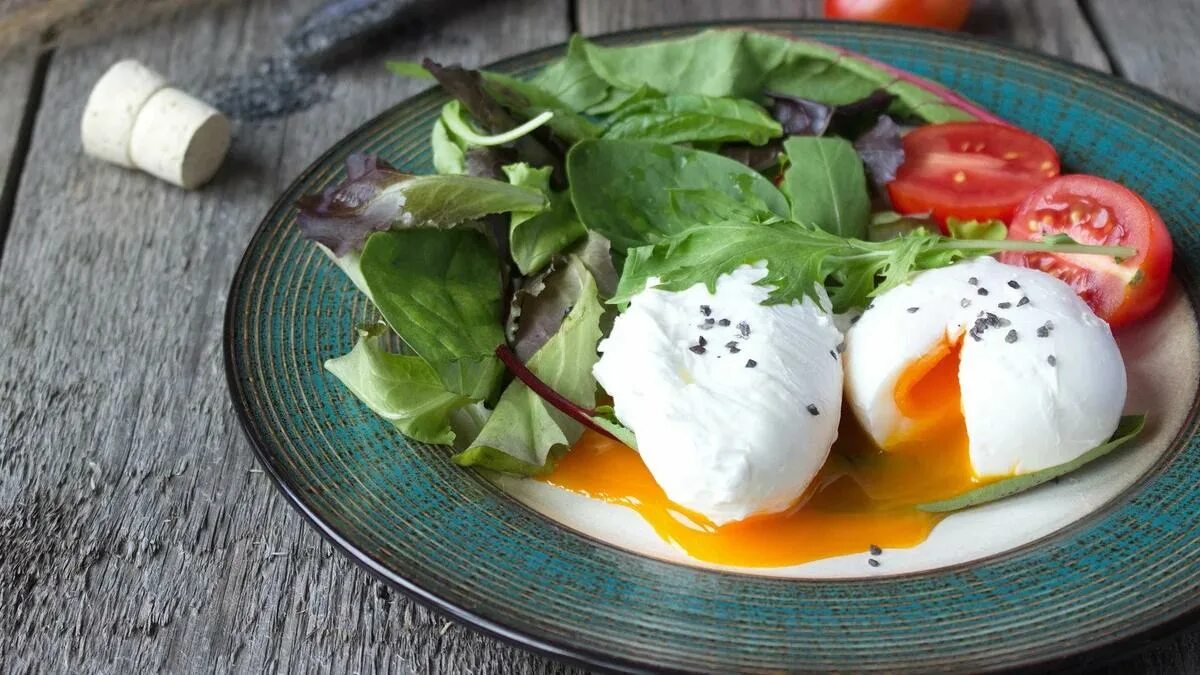 Как есть яйцо пашот. Poached egg яйцо пашот. яйцо пашот в мешочке. яйца пашот всмятку. poached – яйцо-пашот (в мешочек).