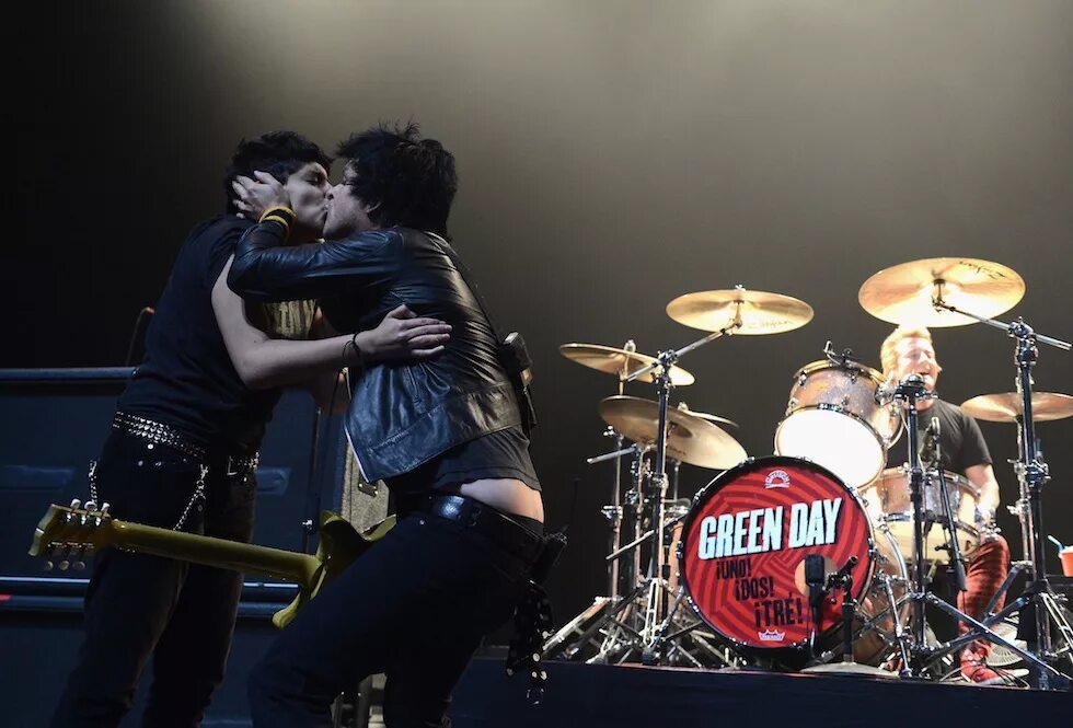 Day bbc. Барабанщик green day. green day солист. green day 1996. билли джо и тре кул.