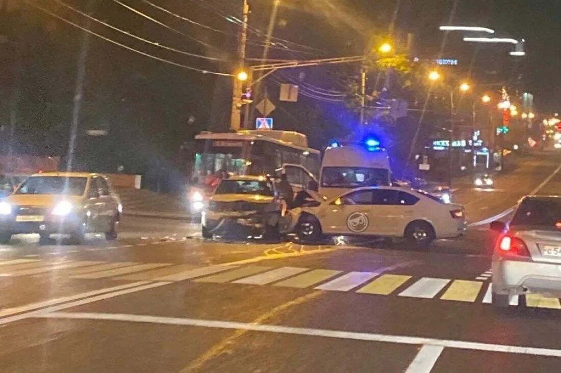 Столкновение машин на перекрестке. Авария вчера вечером в 21.00