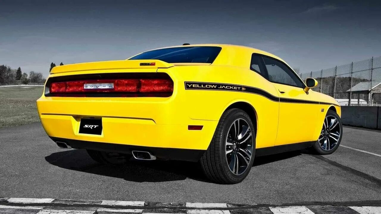 Как играть в желтую машину. Dodge Challenger srt8. Dodge Challenger srt8 желтый. Dodge Challenger srt8 392. Додж Челленджер 2019 желтый.