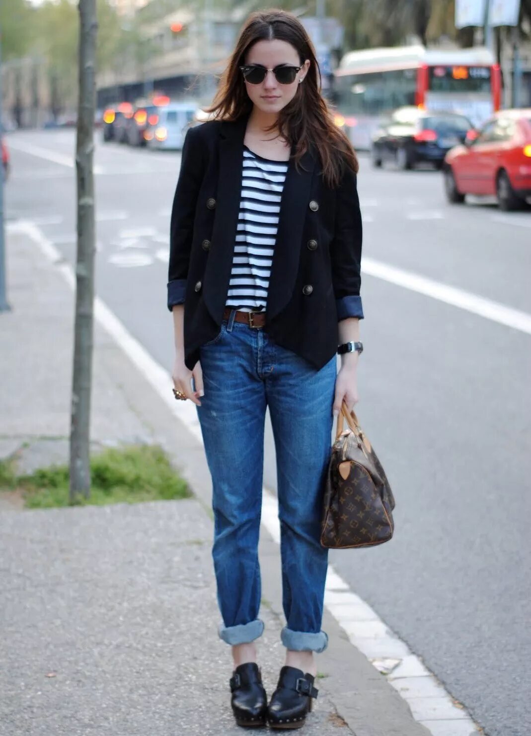 Образы для невысоких женщин. Полуботинки с джинсами. Лоферы женские луки. Модно одетые девушки. Стильные яркие образы.