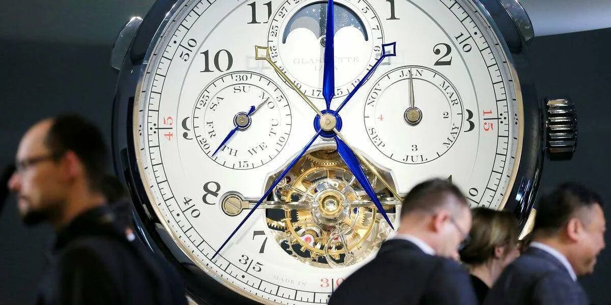 The world watch com. Patek Philippe Geneve. Швейцария часовая индустрия. Часовая промышленность. Швейцарский Часовщик.