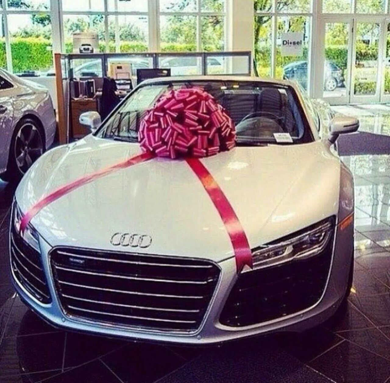 Ауди 8 джип. Роскошные подарки для девушек. Бмв х6 с красным бантом. Машина в подарок. Какую машину подарить.