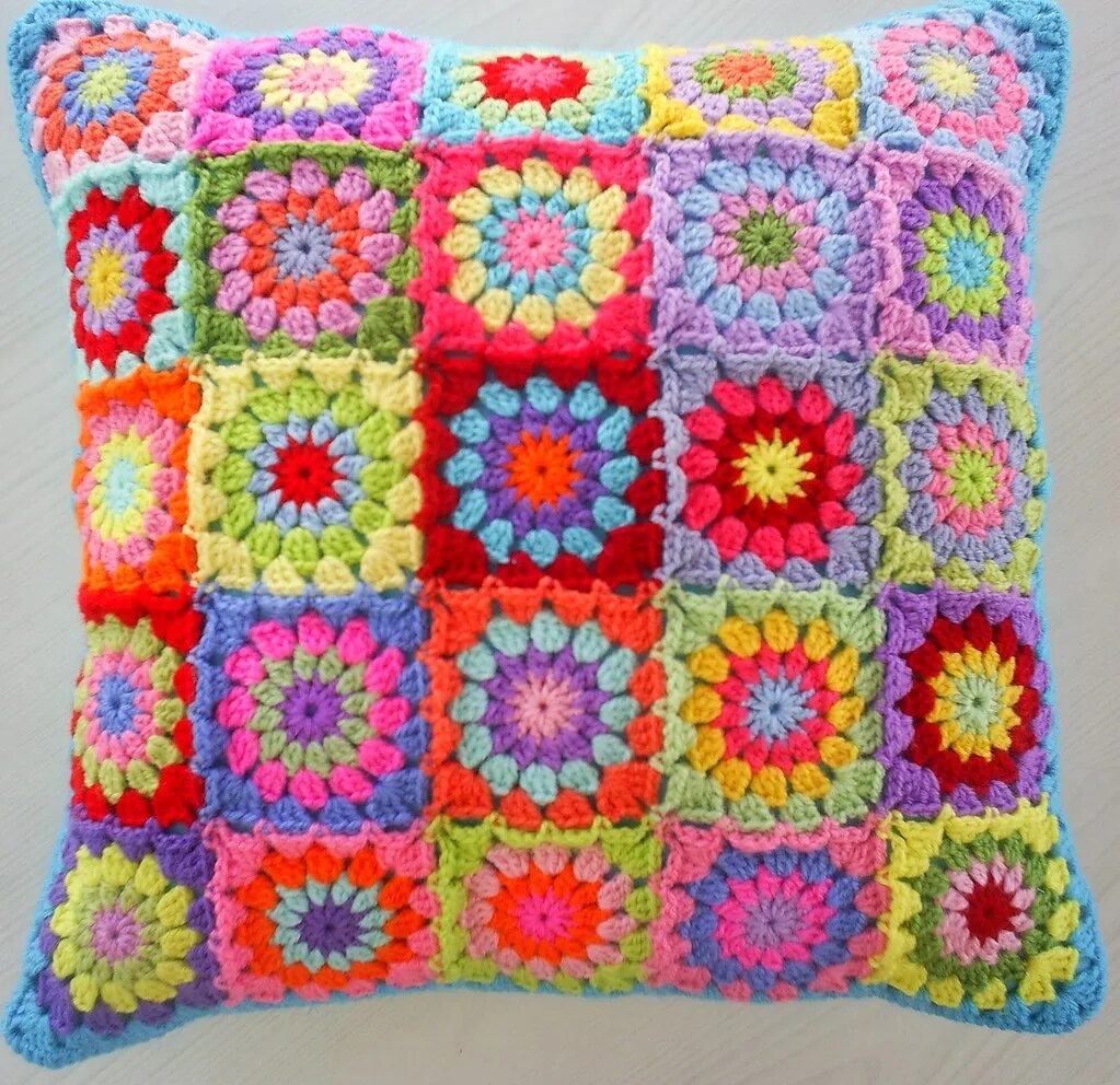 Подушка крючком квадратная. Вязаные подушки. Подушки крючком квадрат. Вязаная подушка из мотивов. Подушки крючком квадрат.
