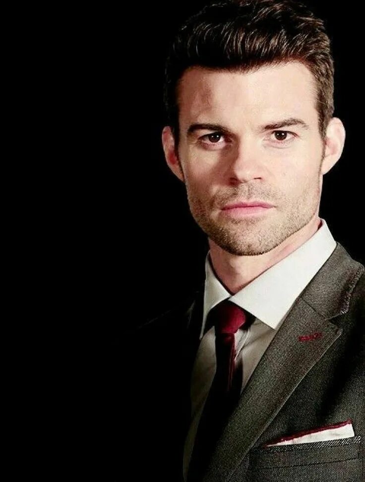 Дэниел гиллис элайджа майклсон. Elijah перевод. Элайджа вуд. Элайджа дневники вампира. Элайджа вуд фродо.