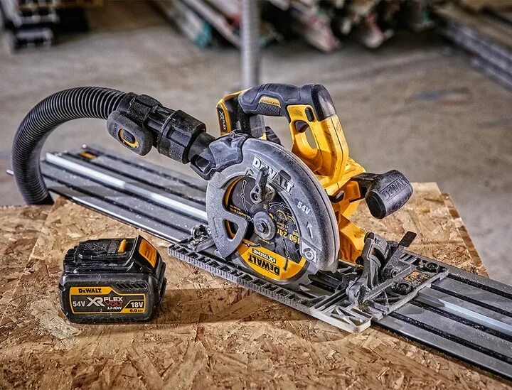 Пила dewalt отзывы. DEWALT DCS 576. Дисковая пила DEWALT DCS 576 N. DEWALT dcs579n. Аккумуляторная циркулярная пила DEWALT FLEXVOLT dcs576n.