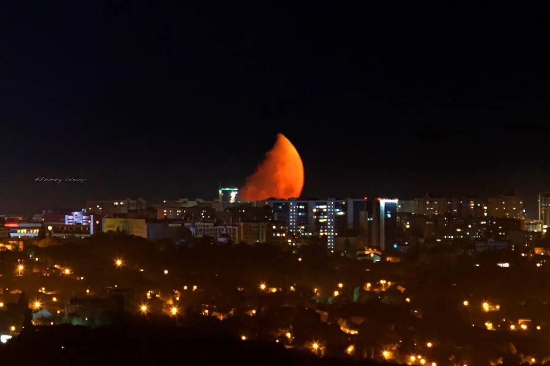 Луна над ставрополем. Луна ставрополь. Красная луна фото. Луна ставрополь. Луна над ставрополем фото.