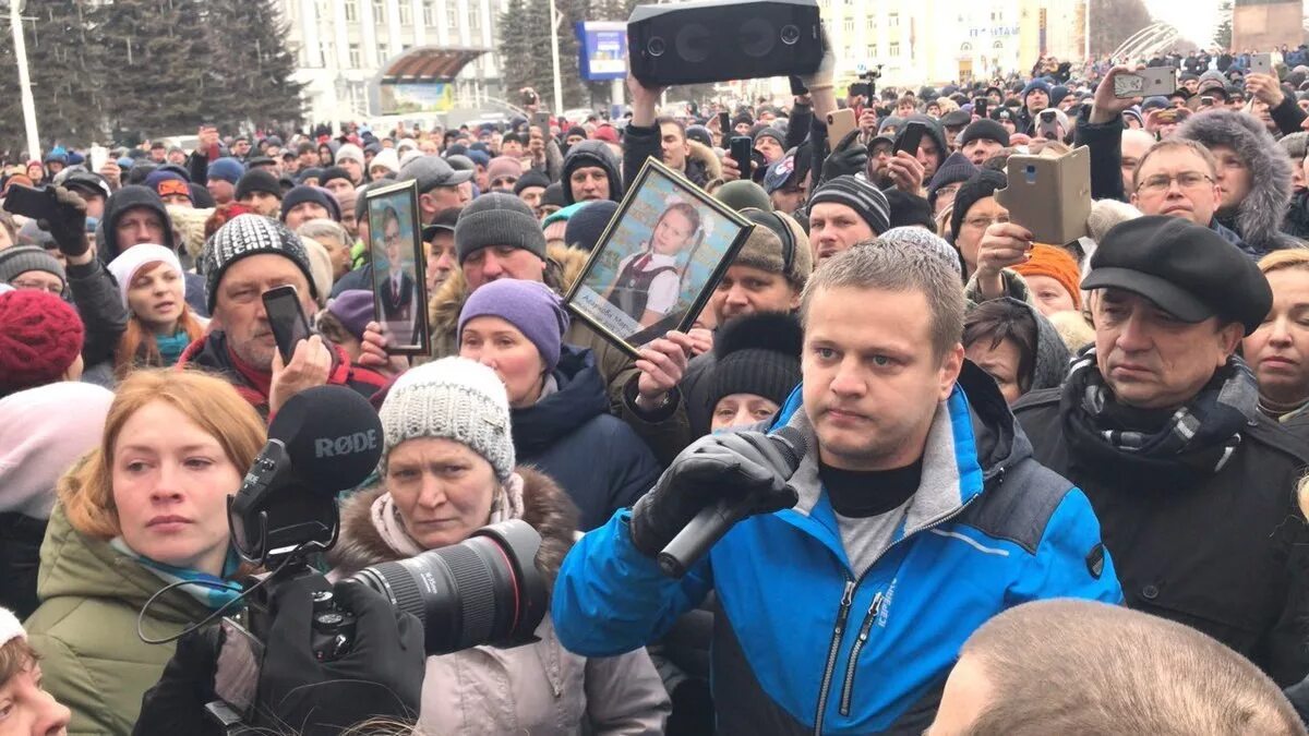 Кемерово митинг. Митинг в Кемерово зимняя вишня. Кемерово зимняя вишня пожар митинг. Кемерово люди.