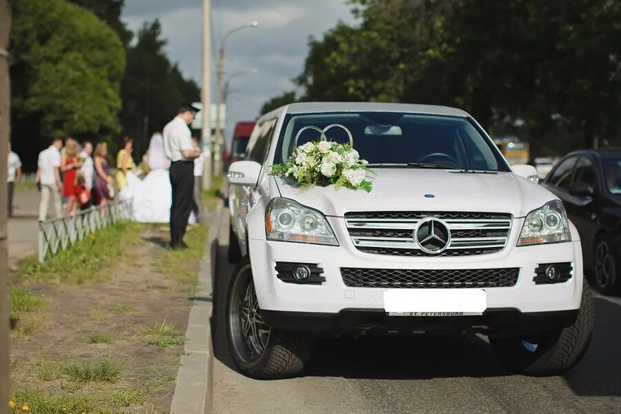 Киа оптима белая свадьба. Аренда машины на день. Infiniti fx70 белый. Lincoln 300c лимузин. Лимузины олимп москва.