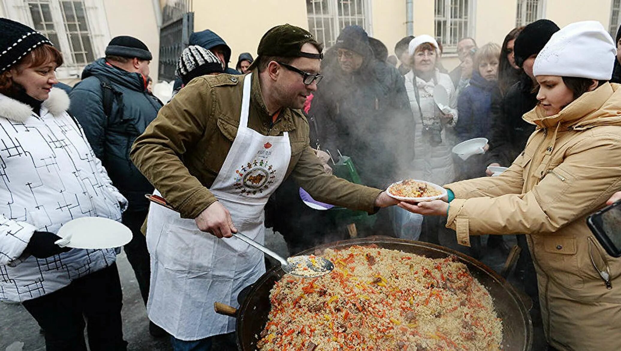 Московско узбекский. Узбеки в Москве. Праздник плова. Таджики в Москве.