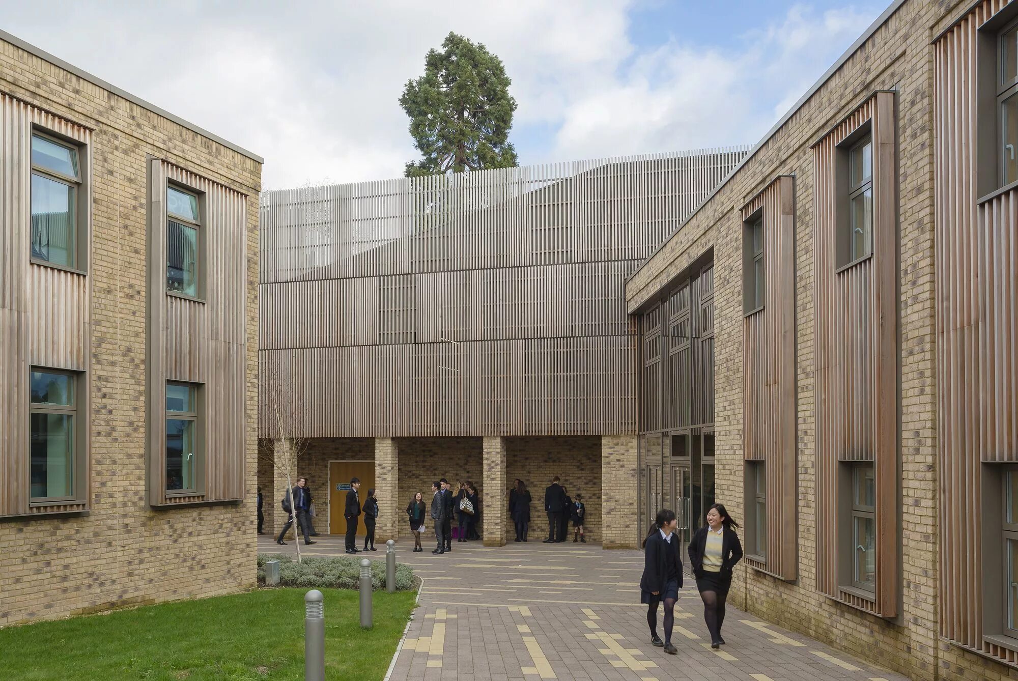 Brown school. Hawkins School город. City of London Freemen's School. Английская школа архитектуры. Школы в Великобритании архитектура.