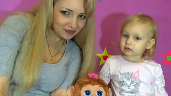 Ева николькрецзи фемелт. Алиса с канала мими алиса. Алиса включи мама папа. Алиса мими лиса маленькая. Детский видеоблог алиса.