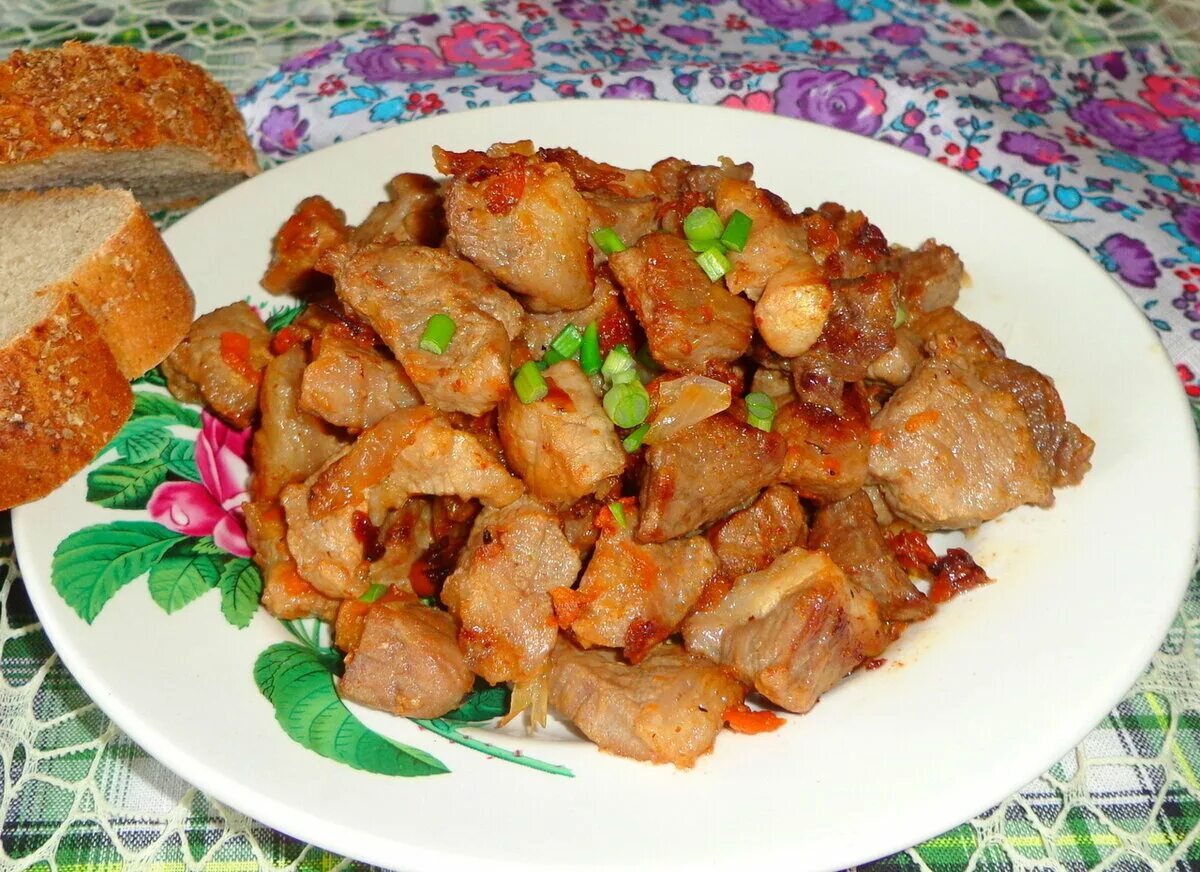 Свинина жареная с луком и морковью. Жаркое из свинины на сковороде с луком. жареное мясо на сковороде свинина с луком. соевое мясо жареное. свинина жареная с луком.
