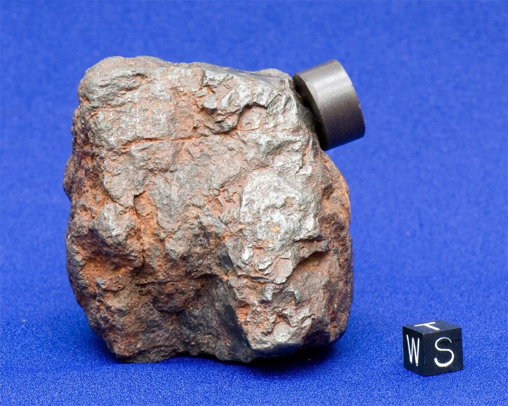 Можно ли железный. Камень метеорит гематит. Магнетит-гриналитовые руды. Камень магнитится метеорит магнетит. Магнетит Гематитовая руда.