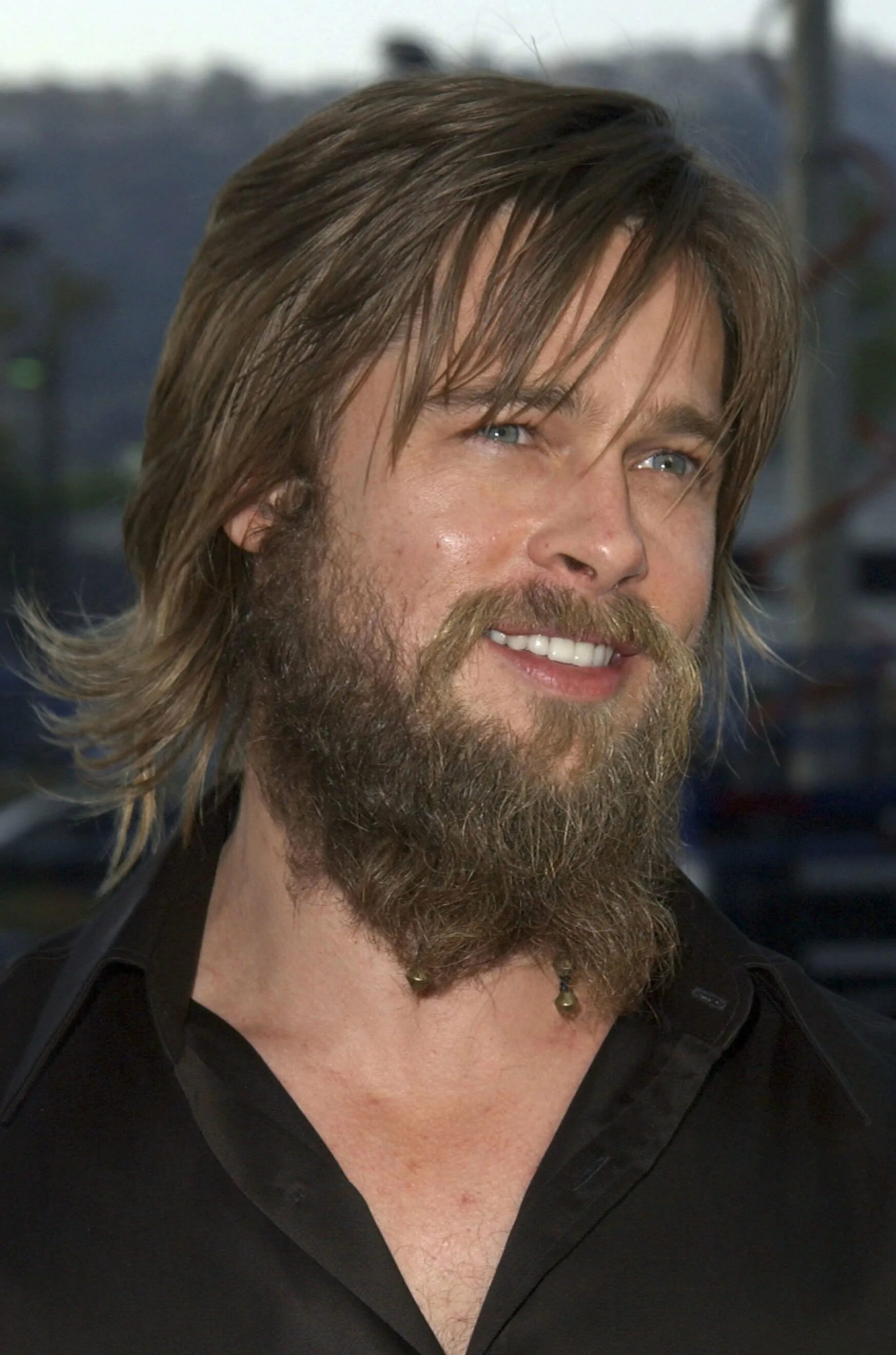 Длинная бородка. Брэд Питт с длинными волосами и бородой. Брэд Питт с бородой. Брэд Питт с длинными волосами. Brad Pitt 2002.