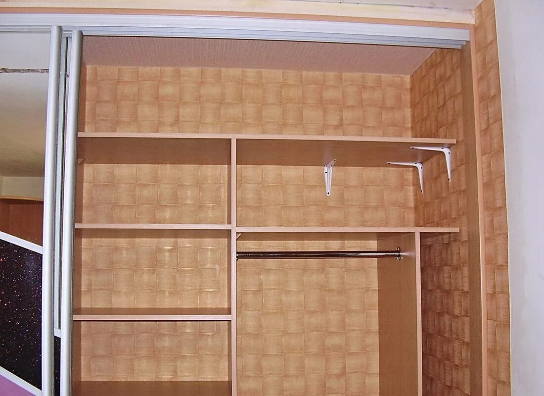 Встроенные шкафы своими руками в коридоре. Каркас встроенного шкафа. Встраиваемый шкаф своими руками. Как сделать купе женским. Встроенный шкаф купе своими руками в коридоре.