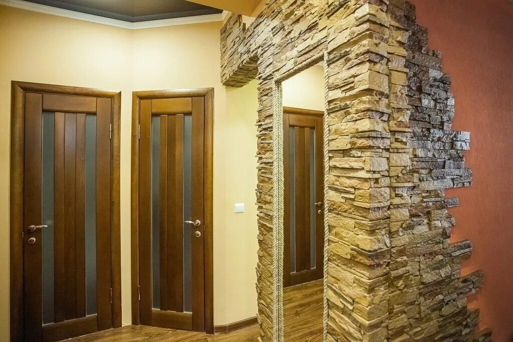 отделка дверного проема. как отделать входные проемы. отделка искусственным камнем дверных проемов. отделка дверного проема входной двери. отделка дверного проема.