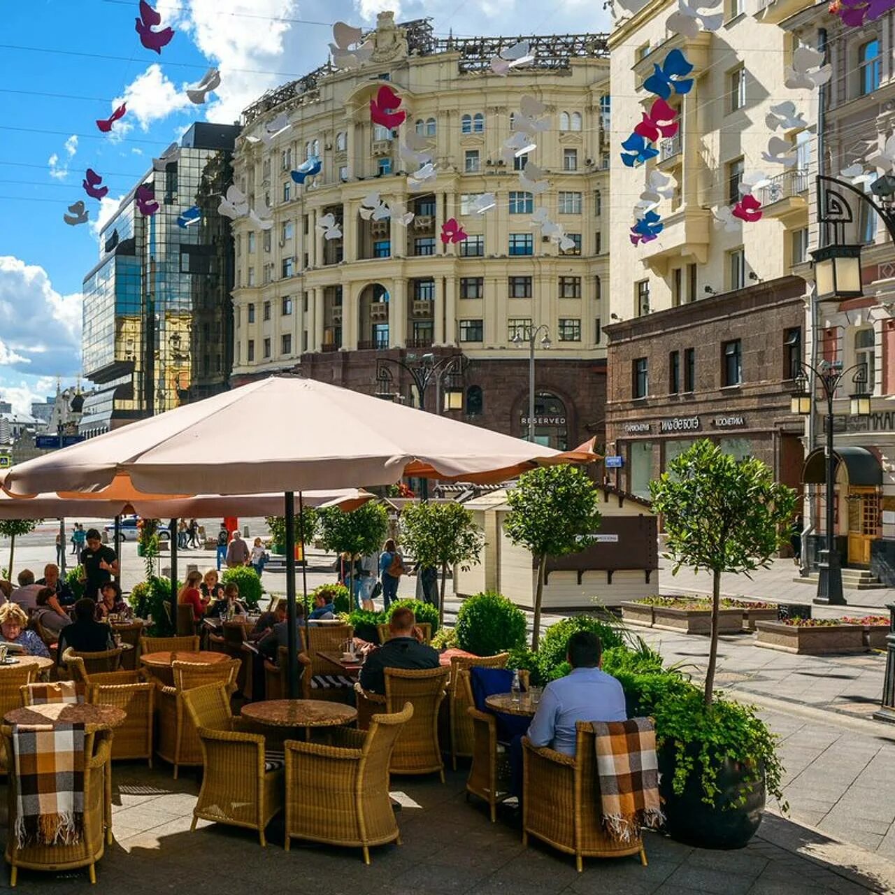 Уличные кафе москва. Ресторан vаниль веранда. Уличное кафе. Уличные кафе в москве. Уличные кафе в москве.