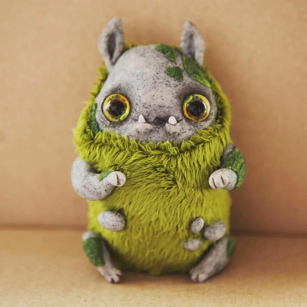 Смешанная техника игрушки мех глина. Игрушки из полимерной глины и шерсти. Игрушка в смешанной технике полимерная глина. Монстрики из полимерной глины и шерсти. Монстрик из полимерной глины и меха.
