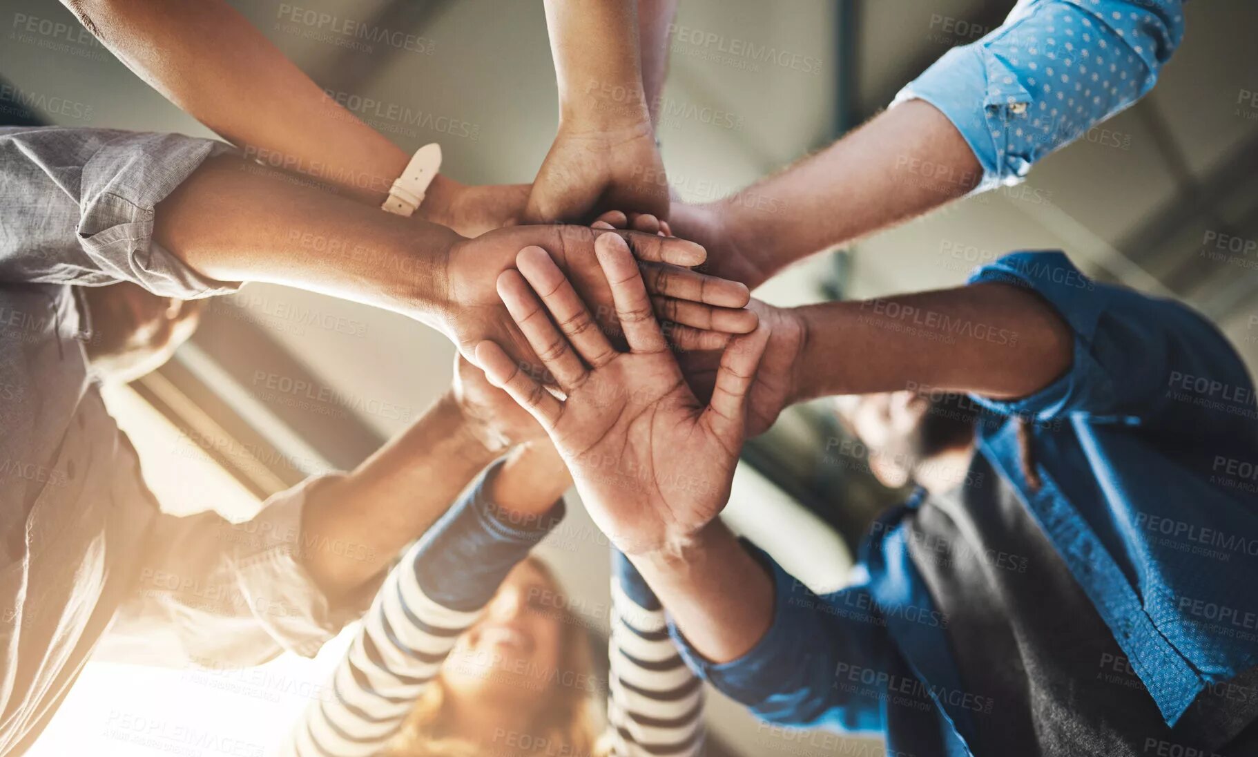 маникюр и педикюр в 4 руки рабочее место. маникюр и педикюр одновременно. 4 руки выборная. 4 руки выборная. дружба руки на фоне неба.