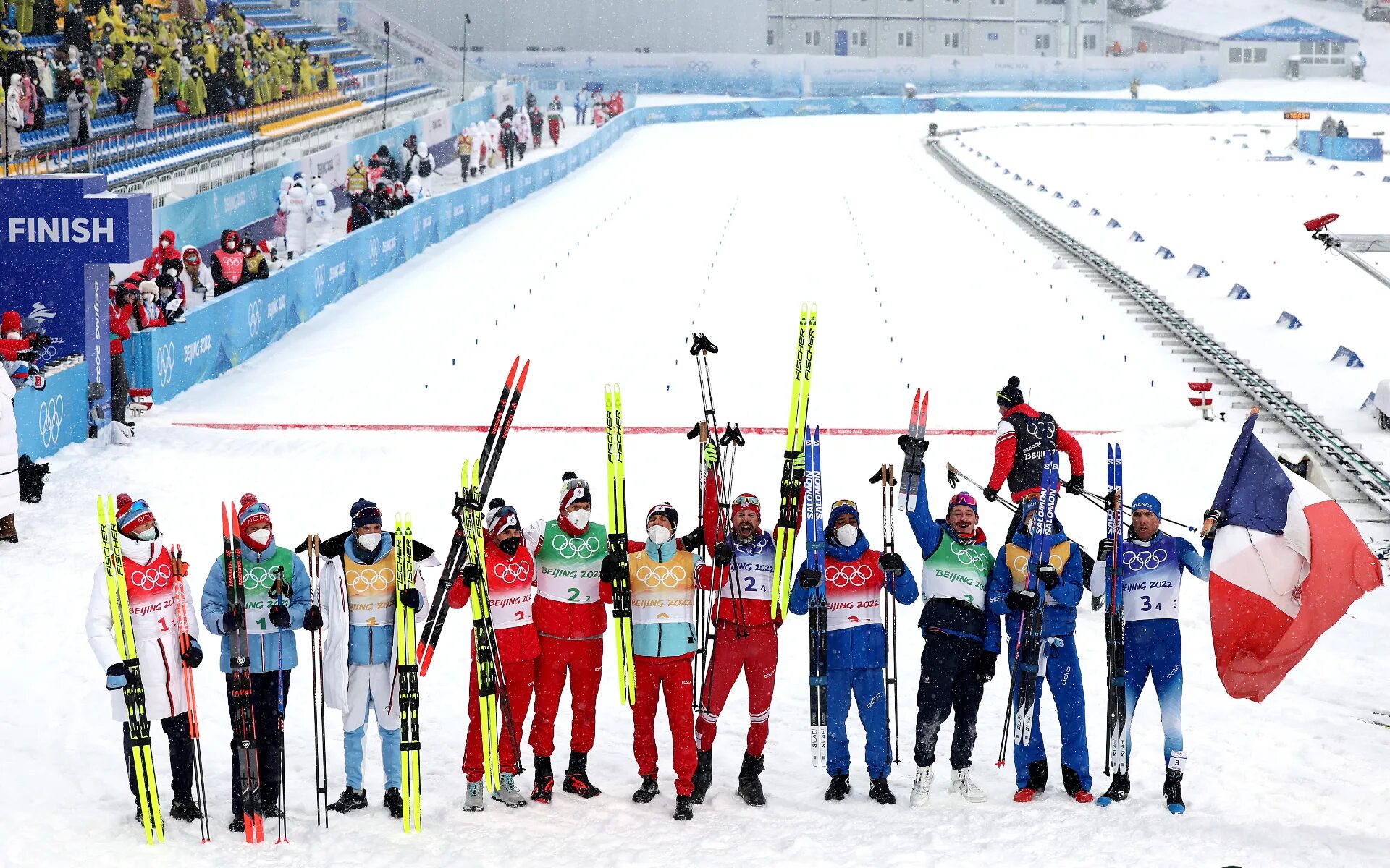 Ои 2006 скиатлон турин. Сноуборд сочи 2014 олюнин. Лыжные соревнования финиш. Лыжник на финише. 50 км сочи 2014 лыжи.