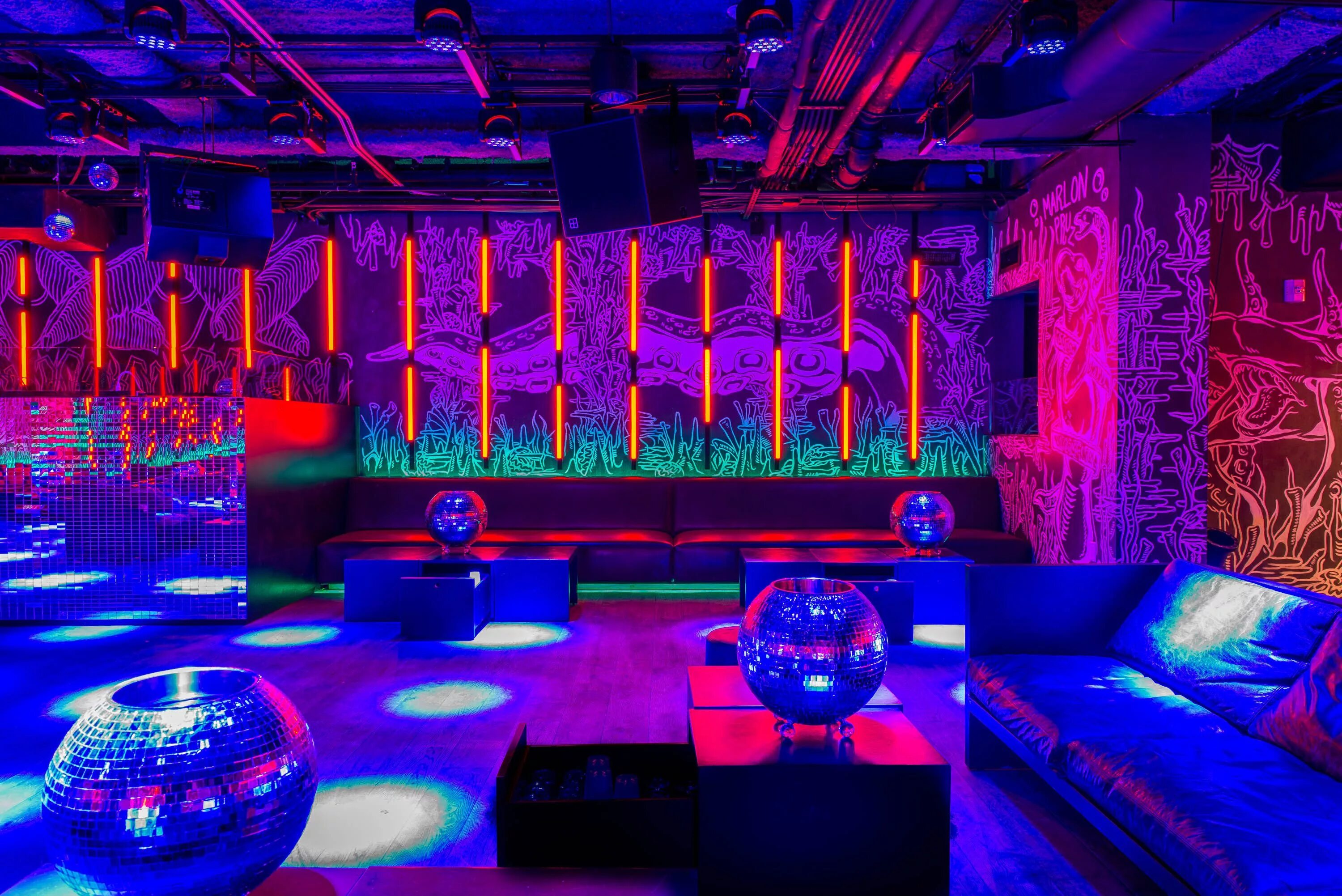 Ночные клубы Майами. Комната для дискотеки. Дизайн ночного клуба. Бар в стиле Майами.