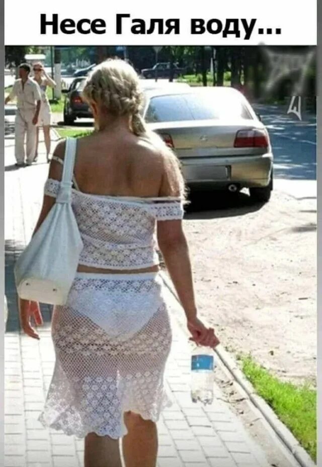 Фигуристая барышня в прозрачном платье