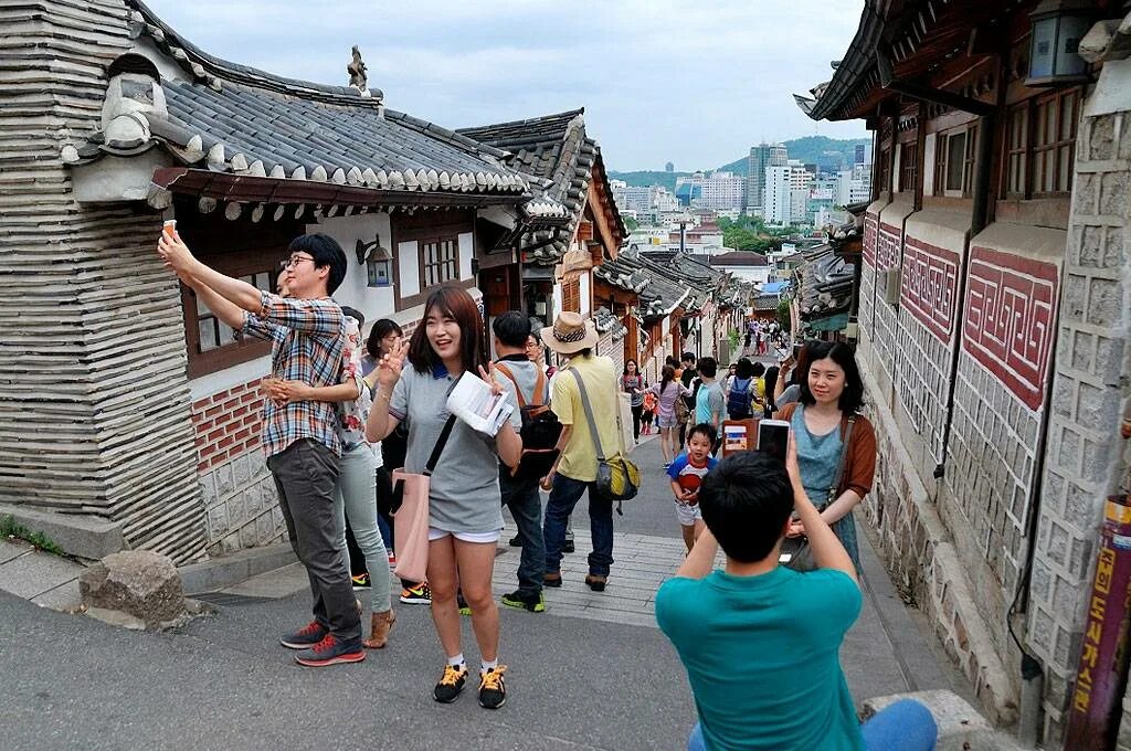 Можно ли поехать в корею. Чонджу Южная Корея. Деревня Букчон в Сеуле. Южная Корея туристы. Букчон Ханок.