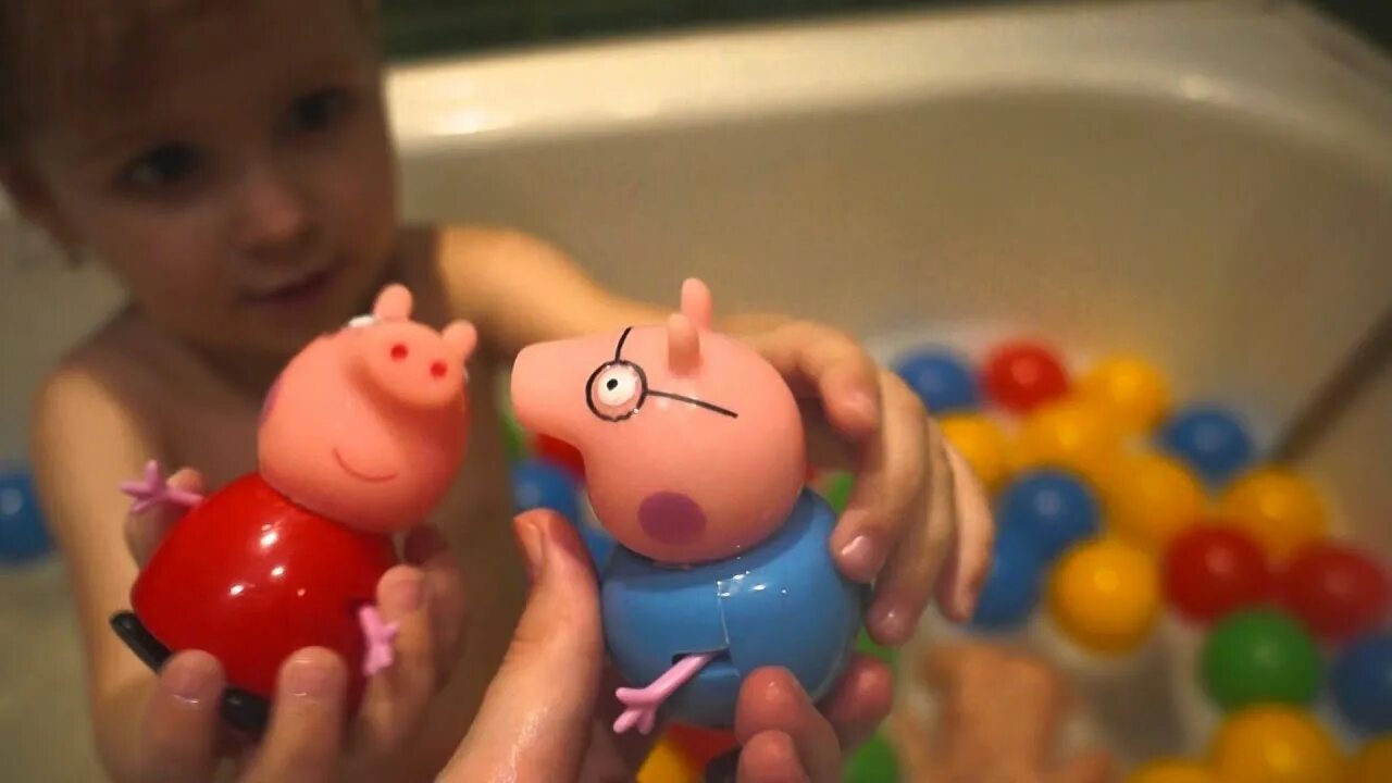 Игрушки для ванны "пеппа и джордж". Мультик свинка пеппа в бассейне. Мультик свинка пеппа в бассейне. Свинка пеппа купается. Пеппа в ванне.