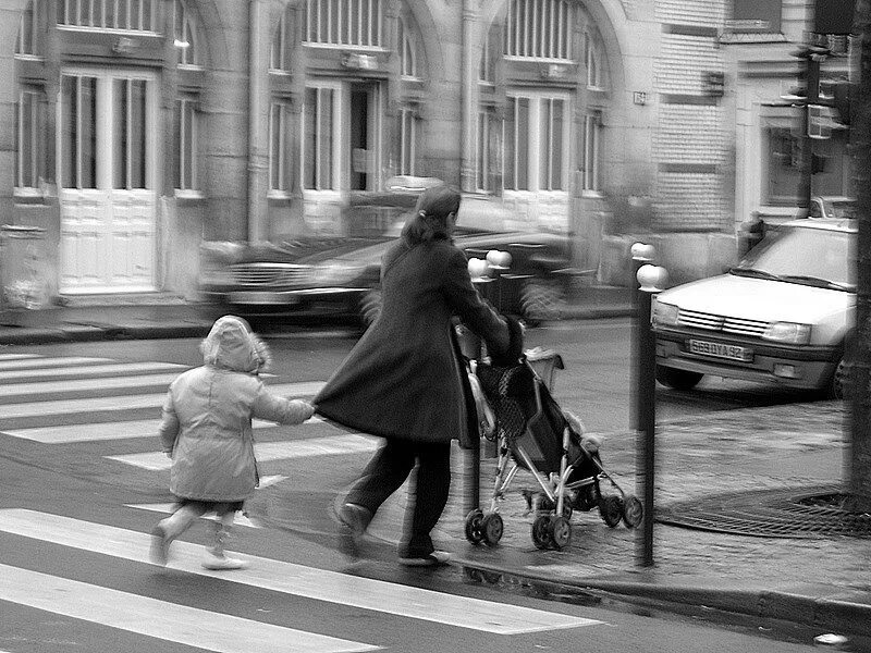 Мп3 улица мама. Мама на улице. Ребенок с мамой за руку пешеход. Картинка женщина с дочкой на переходе. Переходит улицу мама двухсерийная и вторую серию за руку ведет.