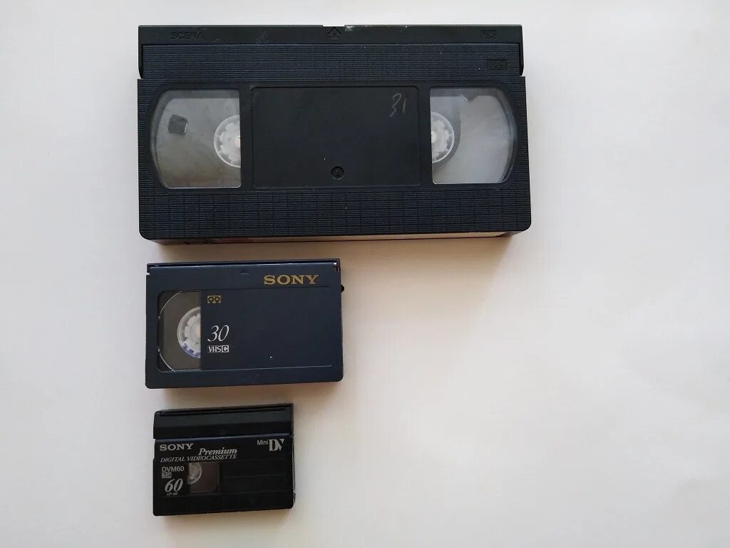 Кассета mini. Адаптер кассет мини-VHS JVC. Кассеты ВХС мини дв. Видеокассета VHS-C 90. Оцифровка VHS Mini DV.