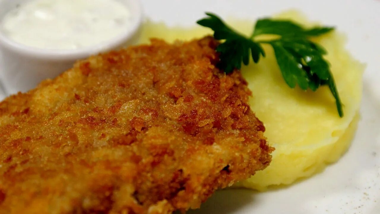 свинина в сухарях. свинина в панировке. мясо в панировочных сухарях. свинина жареная в сухарях. шницель по венски.