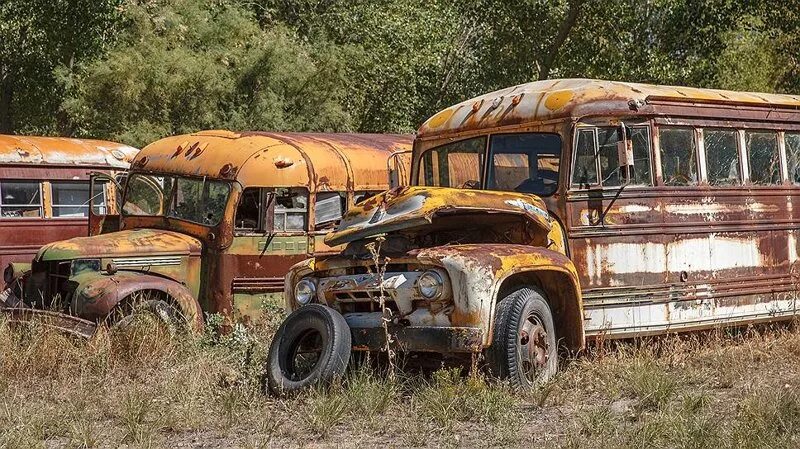 Автобус старый оскол кладбище. Старые автобусы. Заброшенный автобус. Старые американские автобусы. Свалка старых автобусов.