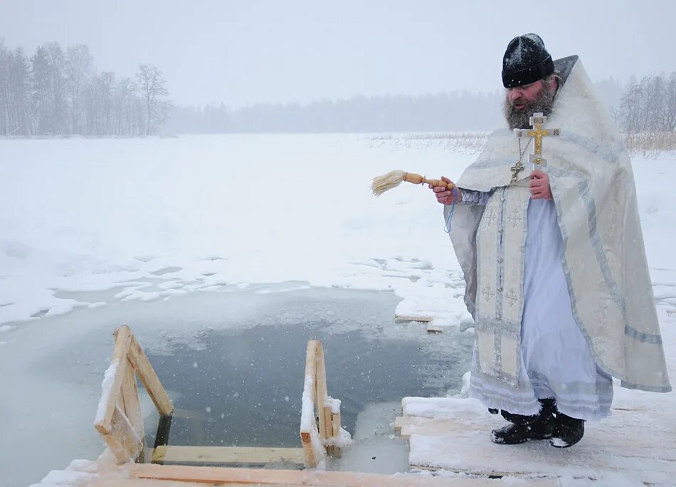 Крещение прорубь. Крещение господне в иордане. Крещение господне kupanie. Крещение господне праздник прорубь. Зимние купания в проруби.