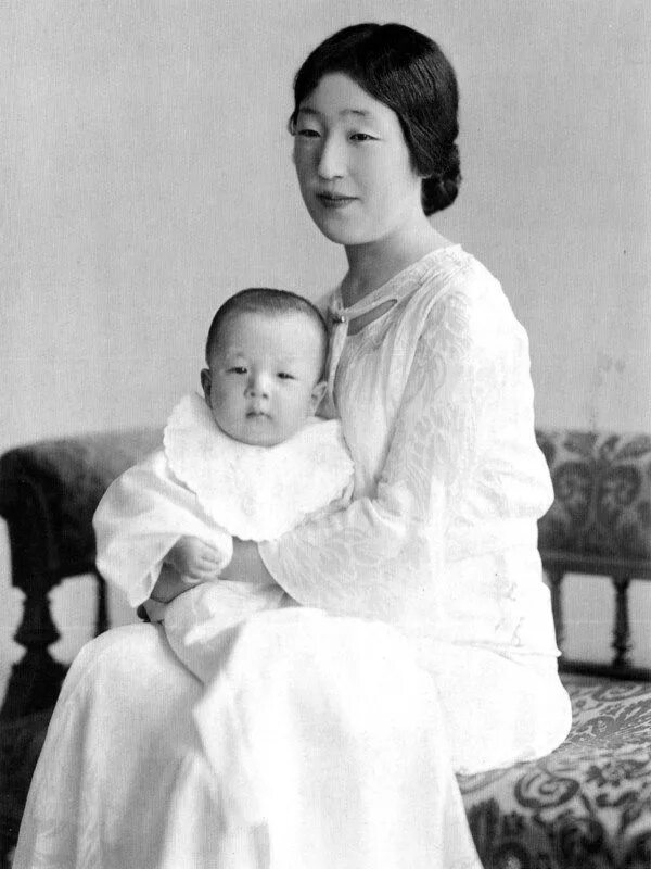 Мать последняя жизнь. Кодзюн императрицы Японии. Хирохито и Кодзюн. Японский Император Хирохито в детстве. Хирохито Император Японии семья.