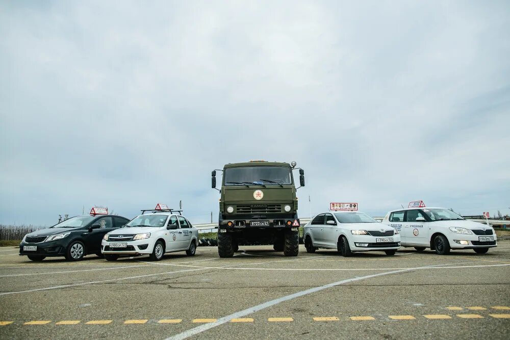 Доставка брюховецкая. Автошкола ДОСААФ Краснодар. Краснодарская автошкола ДОСААФ. ДОСААФ Брюховецкая. Автопарк ДОСААФ.